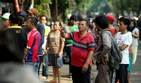 Lokasi ledakan jadi tontonan warga.