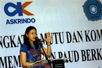 Veronica Tan memberikan sambutan.