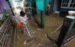 Warga Rawajati Bersihkan Lumpur Sisa Banjir