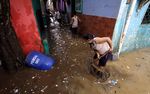 Warga Rawajati Bersihkan Lumpur Sisa Banjir