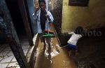 Warga Rawajati Bersihkan Lumpur Sisa Banjir
