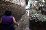 Warga Rawajati Bersihkan Lumpur Sisa Banjir