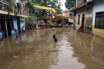 Warga Rawajati Bersihkan Lumpur Sisa Banjir