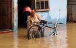 Warga Rawajati Bersihkan Lumpur Sisa Banjir