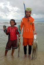 Melihat Cara Anak Pulau Nasi Mencari Gurita