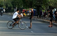 Anak-anak bermain di jalan yang lenggang karena lalin ditutup.