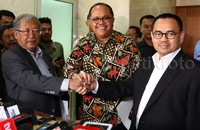 Menteri ESDM Sudirman Said diterima wakil Ketua MKD Junimart Girsang (tengah), dan Hardi Susilo. Lamhot Aritonang/detikFoto.