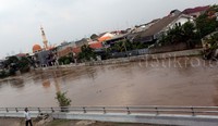 Debit air Sungai Ciliwung di Jalan KH Abdullah Syafei, Tebet, Jakarta Timur, tampak tinggi, Senin (16/11/2015).