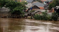 Kiriman air dari Bogor membuat debit air Ciliwung meninggi.