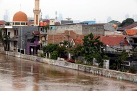Warga di sepanjang Sungai Ciliwung pun mulai siaga banjir.