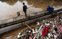Derasnya aliran air juga membawa sampah.