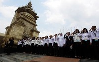 Menteri Sosial Khofifah Indar Parawansa bersama 150 peserta lembaga pengelola dana pendidikan (LPDP) berziarah ke Taman Makam Pahlawan.