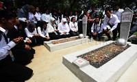Kunjungan Mensos bersama peserta lembaga pengelola dana pendidikan (LPDP) tersebut dalam rangka memperingati Hari Pahlawan.