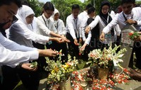 Mereka melakukan tabur bunga.