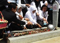 Mensos berdoa di makan Ahmad Yani.
