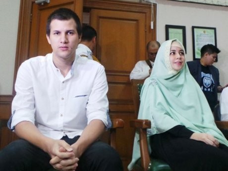 Pembelaan Stuart Collin Soal Nafkah dan Tudingan Ringan Tangan