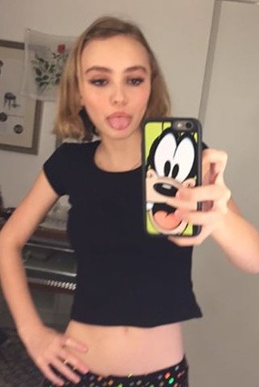 Sedang di Paris, Putri Johnny Depp Selamat dari Tragedi Penembakan