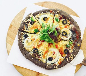 Pizza Hingga Pempek, Sentuhan Warna Hitam pada Makanan Gurih (1)