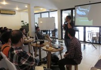 Agam memberikan penjelasan mengenai bisnis kopi dan jenis-jenis kopi. Dalam sesi ini para peserta juga bebas bertanya apapun yang berkaitan dengan bisnis dan kopi Indonesia.