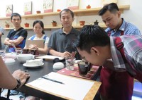 Hari kedua para peserta diajak untuk cupping dengan tiga jenis kopi berbeda oleh Q grader.
