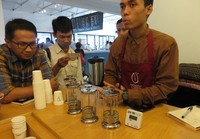 Ada juga Plunger atau yang disebut dengan French Press. Metode ini menjadi salah satu metode menyeduh kopi yang paling mudah untuk pemula.