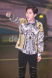 Hoya yang merasa tidak enak pada fans karena tidak bisa tampil maksimal akibat cedera dan tak sanggup menari, mengucapkan kata-kata permohonan maaf yang cukup panjang.