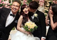 Angel terlihat sangat bahagia di hari pernikahannya.
