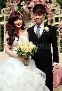 Angel tampak cantik mengenakan gaun putih sedangkan sang mempelai pria, Aming, tampak gagah dalam setelan jas hitam.