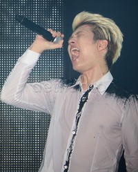 Woohyun tak pernah gagal menendang nada tinggi di lagu-lagu berikutnya seperti 'Destiny' dan penampilan solonya 'Everyday.'