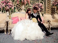 Tema garden party dipilih Angel dan Aming untuk pernikahannya.