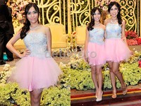 Christy dan Novi memadukan dress tutu mereka dengan aksesori kalung. Pool/Noel/detikFoto.