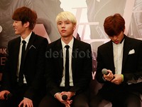 Woohyun (tengah) tampak sangat atraktif menanggapi godaan-godaan dari fans yang hadir.