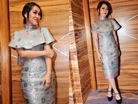 Felly memilih dress bernuansa abu-abu dan pink di pernikahan tersebut. Pool/Noel/detikFoto.