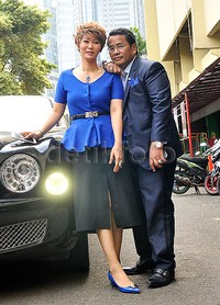 Pose Inul Daratista dan  pengacara Hotman Paris Hutapea saat di depan kamera. Pool/Noel/detikFoto.