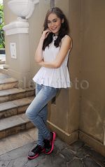 Jennifer Eve, si Cantik yang Curi Perhatian