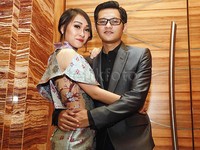Mereka tak malu-malu untuk berpelukan di depan publik. Asep Syaifullah/detikHOT.
