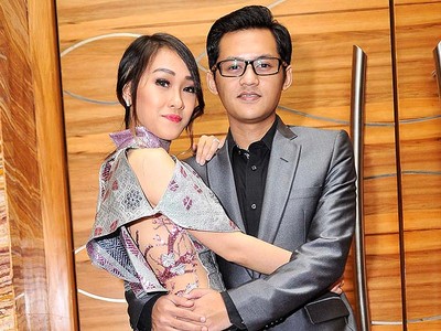 Mesranya Felly eks Cherrybelle Peluk-peluk Pacar di Nikahan Angel