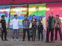 Seniman internasional Charles Esche bersama dengan Direktur Yayasan Jakarta Biennale Ade Darman dan 5 kurator muda di pembukaan Jakarta Biennale 2015.