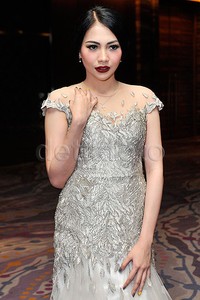 Ia memoles lipstik merah marun gelap di bibirnya. Pool/Noel/detikFoto.