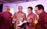 Dirut PT Mandiri Tunas Finance Ignatius Susatyo Wijoyo (kedua kiri) berbincang dengan jajaran Direksi Ade Cahyo Nugroho (kiri), Harjanto Tjitohardjojo (kedua kanan), dan Albertus Henditrianto usai penawaran umum berkelanjutan (PUB) II tahap I 2015.