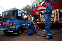 Bajaj mengisi BBG di Mobile Refueling Unit (MRU).