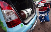     Petugas memeriksa tabung gas mobil sebelum melakukan pengisian.
