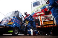 Bajaj mengisi BBG di Mobile Refueling Unit (MRU).
