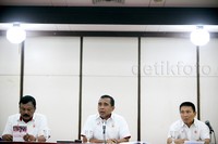 Ketua Umum KONI Pusat Tono Suratman (tengah) memimpin pertemuan.