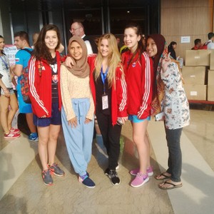 Remaja-remaja Ini Foto Bareng Atlet Asing