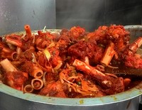 Dagingnya memang sedikit, namun mengigit daging di sekitar tulangnya merupakan keasyikan sendiri (Shafa/detikTravel)