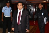 Ketua DPR Setya Novanto ditemui saat meninggalkan Gedung DPR, Komplek Parlemen, Senayan, Jakarta, Selasa (17/11/2015). Lamhot Aritonang/detikcom.