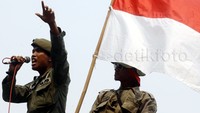 Salah seorang anggota Satpol PP melakukan orasi.