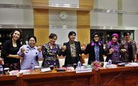Para pansel seperti (kiri ke kanan) Yenti Garnasih, Harkristuti Harkrisnowo, Betti S Alisjahbana, Destry Damayanti, Enny Nurbaningsih, Diani Sadiawati, dan Natalia Subagyo menghadiri rapat yang digelar di ruang Komisi III, gedung DPR, Jakarta. Pool/Lamhot Aritonang/detikFoto.