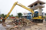 Sampah di Pintu Air Manggarai Dibersihkan